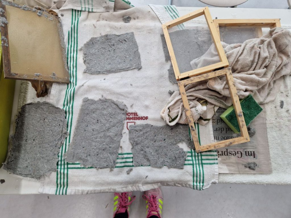 125 Jahre Alt-Lankwitzer Grundschule – Kreativität und Tradition beim Papierschöpfen